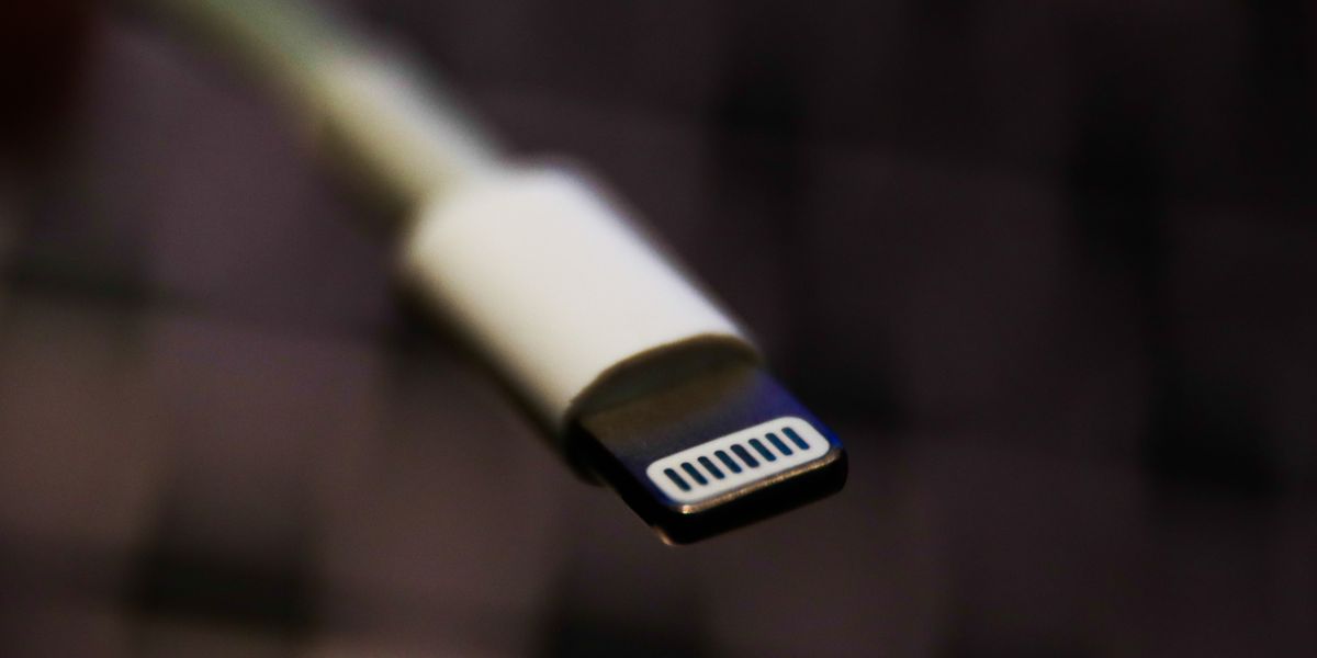 Sí, puede usar el mismo adaptador de corriente para su iPhone y iPad