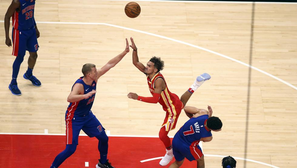 Trae Young lanza a canasta ante Kilian Hayes y Mason Plumlee en el Hawks-Pistons.