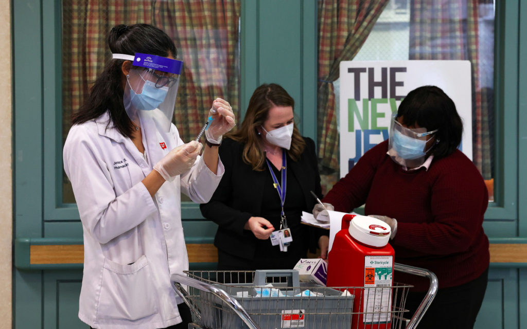 Trump firma medida de financiamiento provisional tras aprobación de ayuda por Covid-19