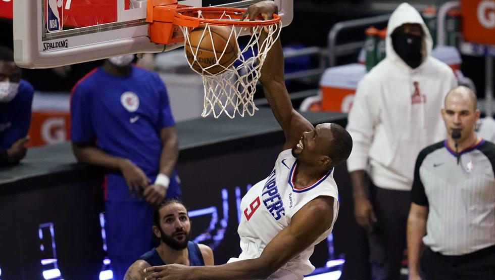 Ibaka machaca el aro ante la mirada de Ricky en el Clippers-Wolves.