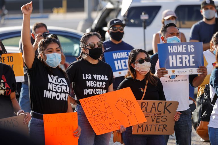 Una protesta que defiende el programa que protege a los 'dreamers', en San Diego, California.
