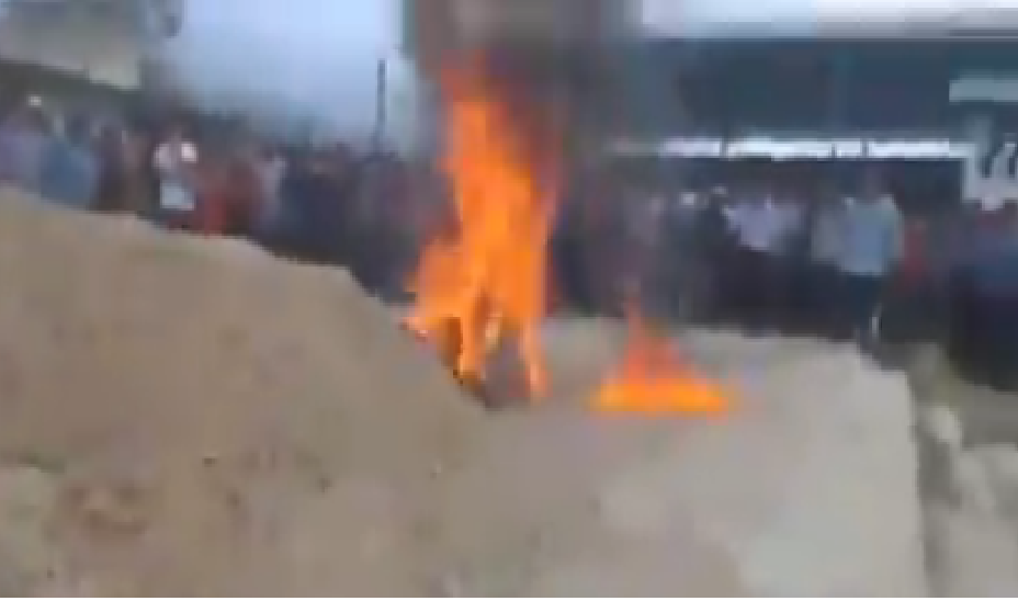 VIDEO: Queman vivos a dos presuntos asesinos, pobladores los sacaron de la cárcel municipal