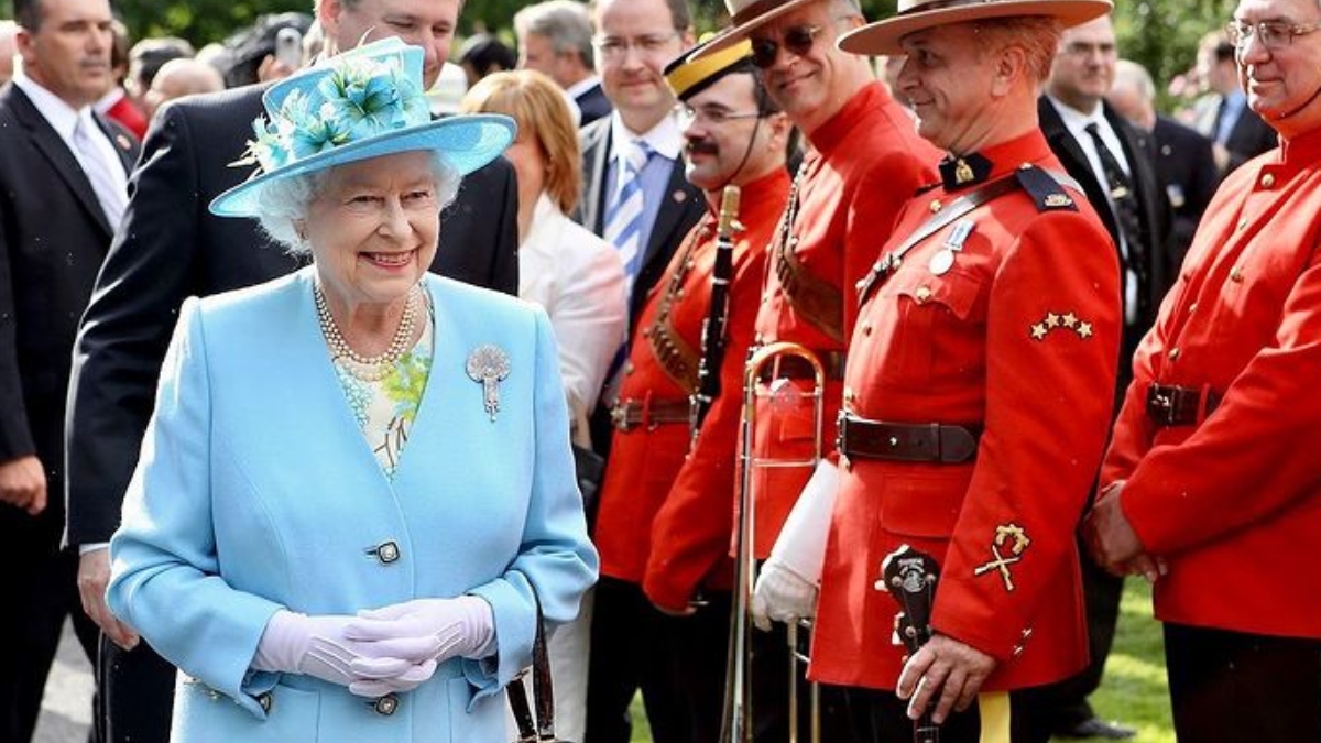 ginebra, vino tinto, champagne y Martini, la dieta para conseguir la longevidad de la reina de Gran Bretaña