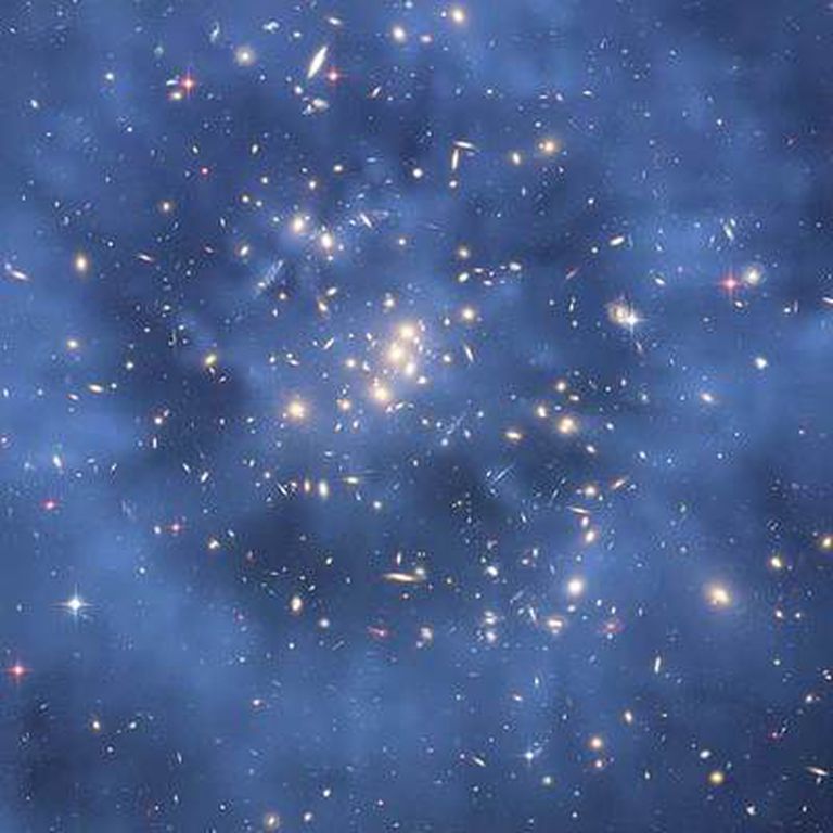 Imagen captada por el telescopio 'Hubble' que, según los expertos, muestra un anillo fantasmal que podría ser de materia oscura.