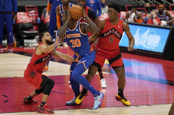Julius Randle (30) recibe el 2 contra uno en el poste bajo, Acabó con 16 puntos y 10 rebotes para los de New York