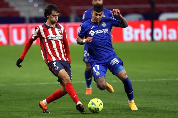 El delantero portugués del Atlético de Madrid Joao Félix (i) y el centrocampita uruguayo del Getafe Mathías Olivera durante el partido de la jornada 16 de Liga que disputan en el estadio Wanda Metropolitano de Madrid.
