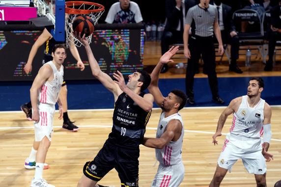 Shermadini busca la canasta tras superar a Tavares