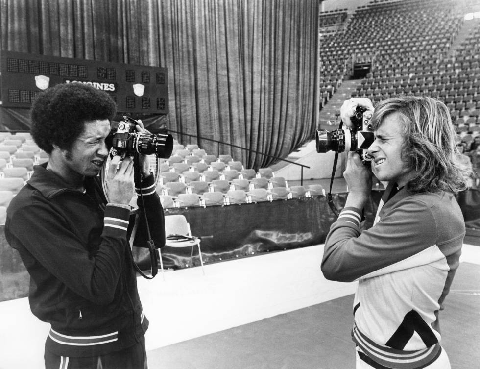 Björn Borg y Arthur Ashe fotografiándose el uno al otro en 1975.