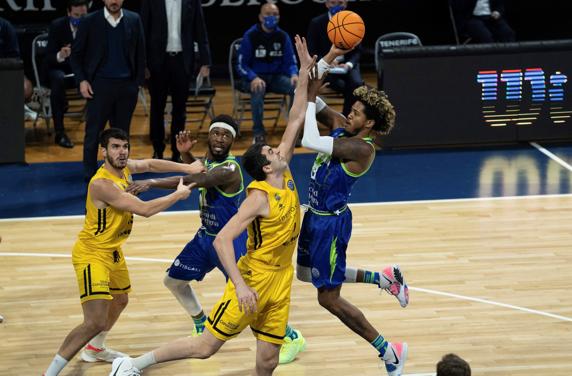 Tilman lanza ante la defensa del Iberostar