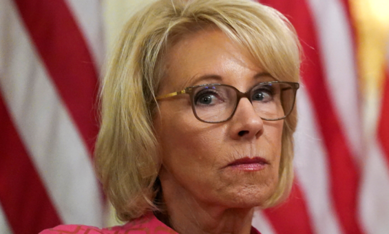 Renuncia secretaria de Educación de EU