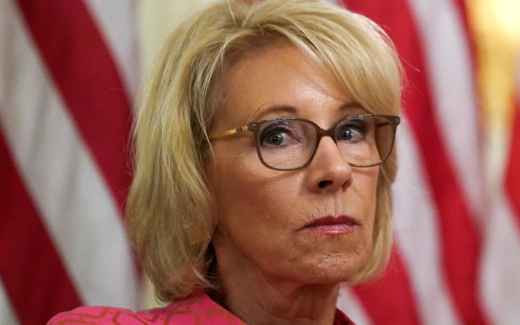 Renuncia secretaria de Educación de EU