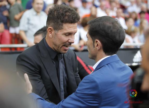 Simeone y Marcelino se saludan antes de un partido.