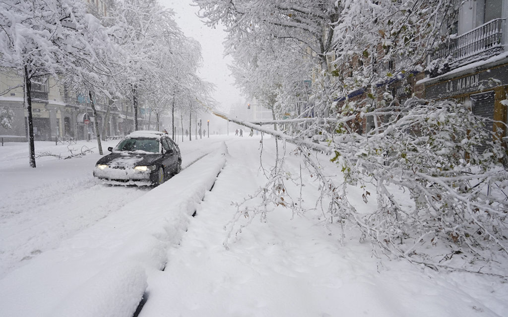 La nieve colapsa Madrid y otras ciudades de España por una tormenta inédita | Fotos y vídeos