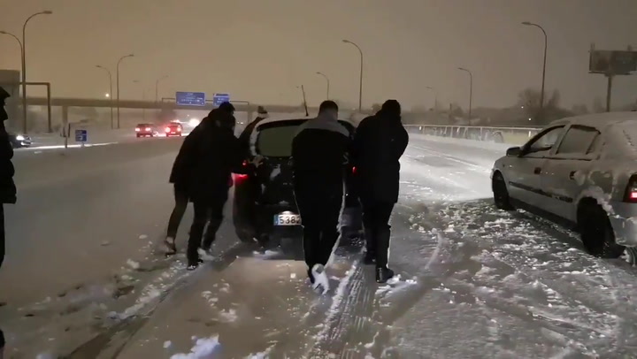 ¡Los jugadores del Rayo ayudan a los coches atascados en la gran nevada! ¡Los jugadores del Rayo ayudan a los coches atascados en la gran nevada!