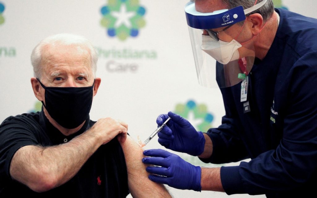 Biden recibe la segunda dosis de la vacuna contra Covid-19 | Video