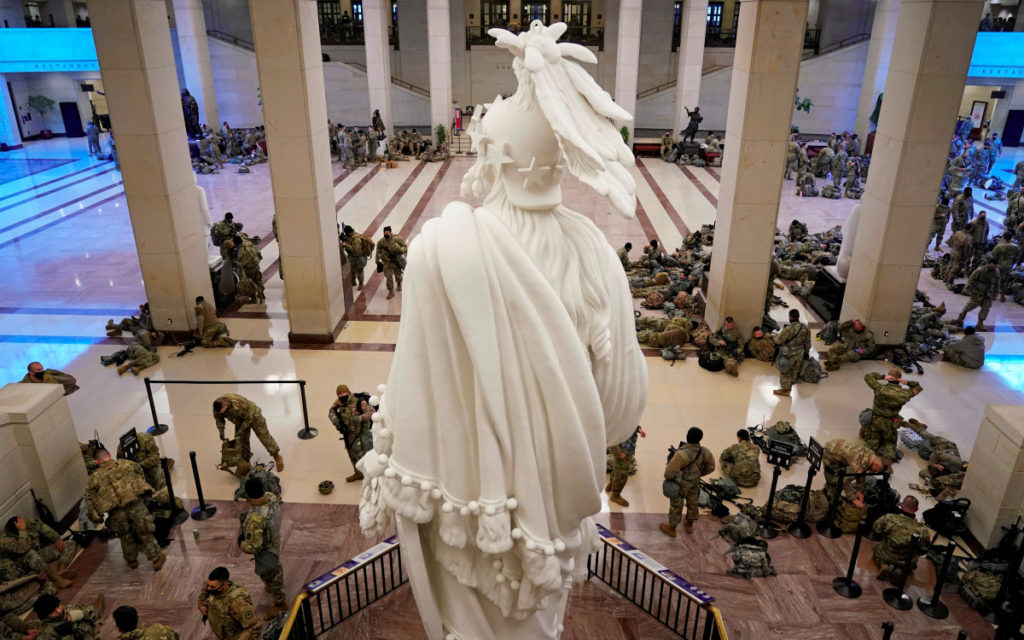 Elementos de la Guardia Nacional de EU duermen en el Congreso a días de la toma de protesta de Biden | Video