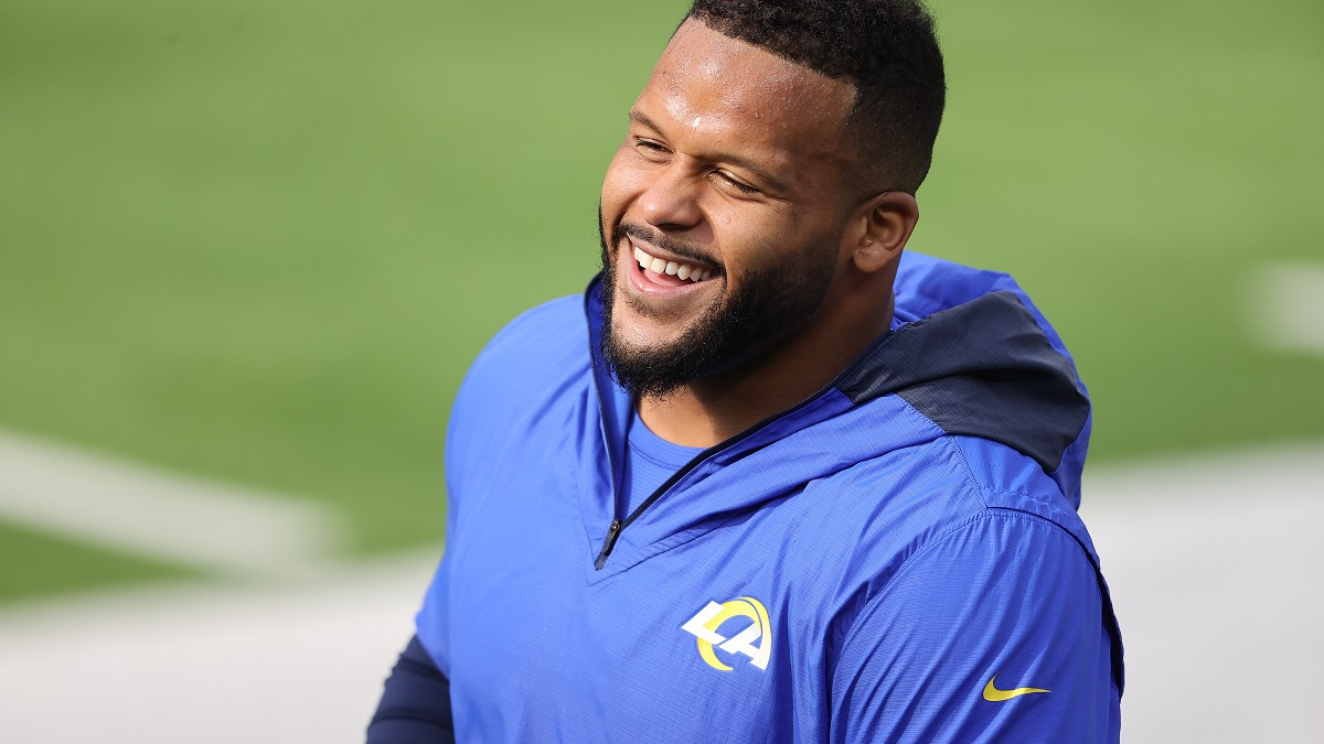 Aaron Donald en camino a jugar contra los Packers