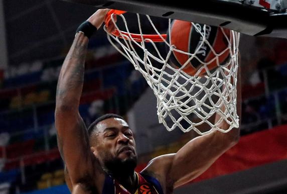 Higgins machaca el aro del CSKA.