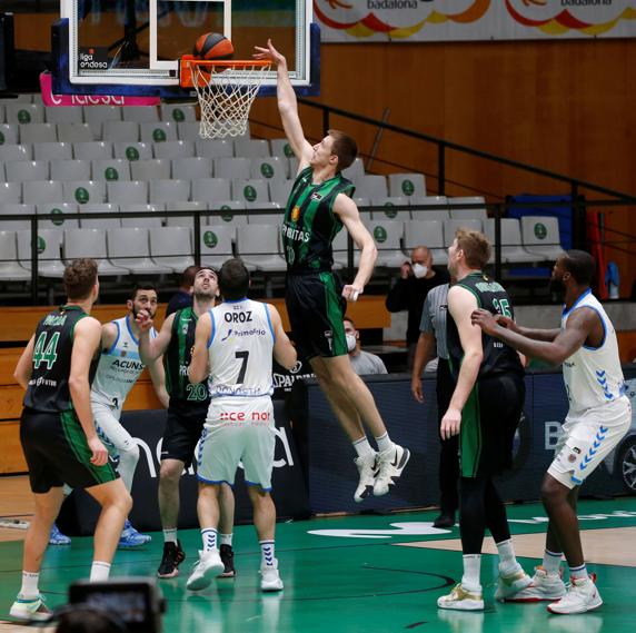 Brodziansky, por encima del aro.