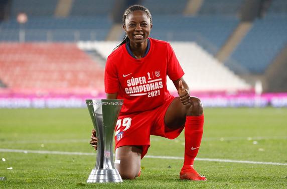 Njoya posa con el título de la Supercopa de España