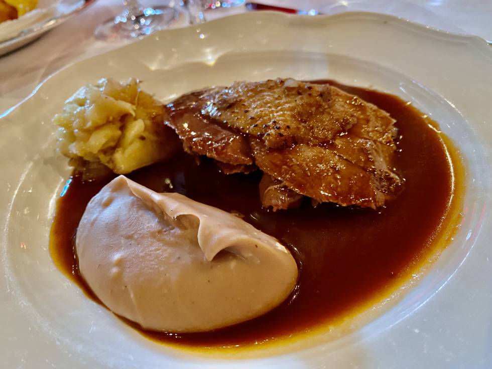 Ganso de Navidad, troceado en la sala de Horcher por José Manuel Tronco. J.C. CAPEL