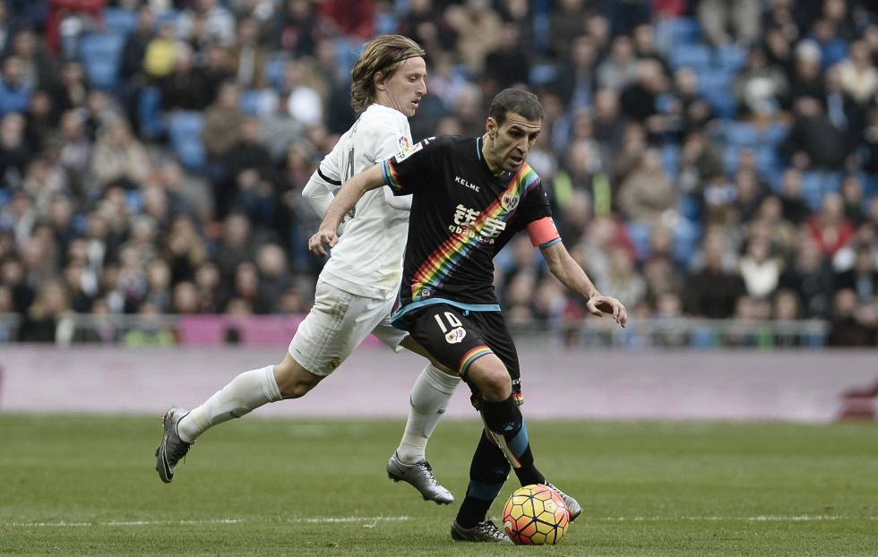 Roberto Trashorras llevando la manija y el brazalete del Rayo Vallecano durante un partido contra el Real Madrid.