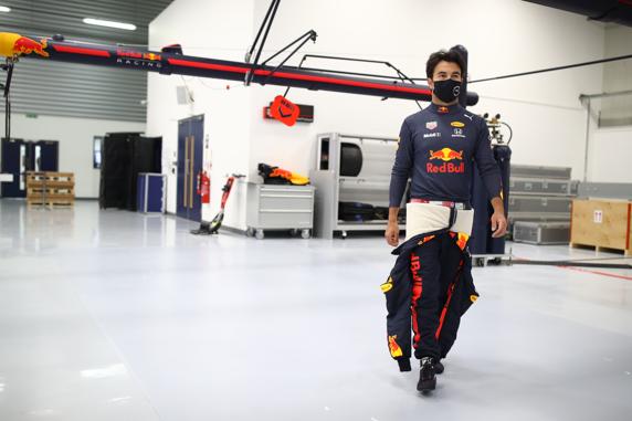 Checo Pérez en su visita al cuartel general de Red Bull