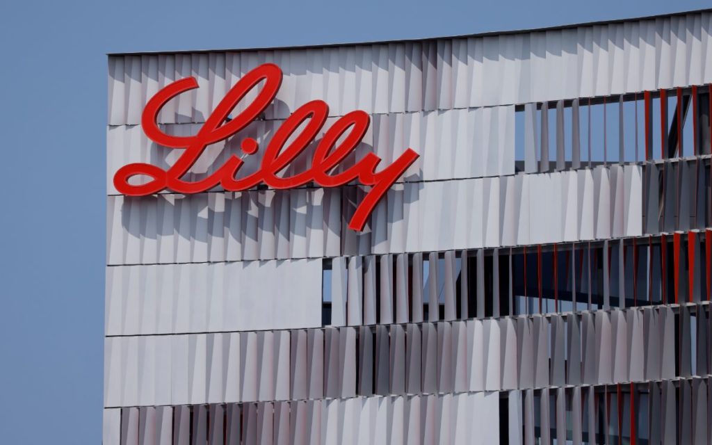 Lilly dice que fármaco con anticuerpos reduce riesgo de Covid-19