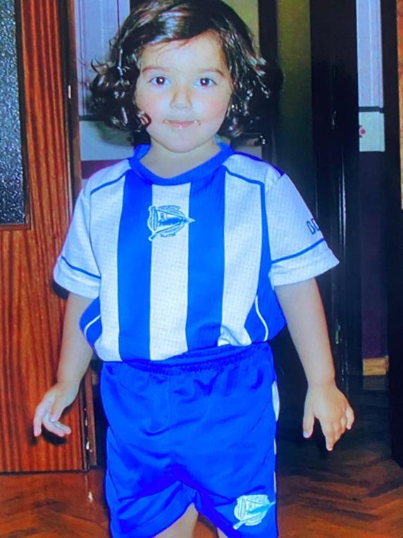 Naroa es socia del Alavés desde que tenía un día de vida, y  le da al balón desde los tres años