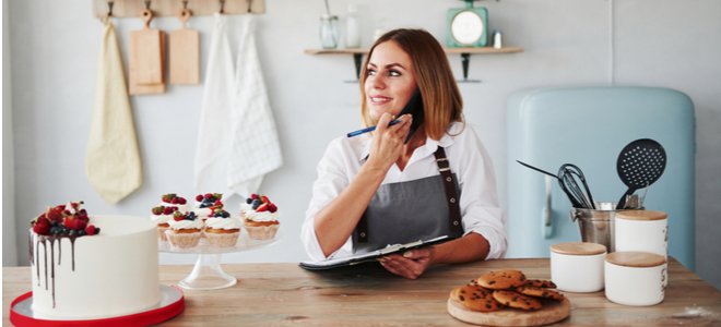 mujer en el teléfono cerca de la pantalla para hornear