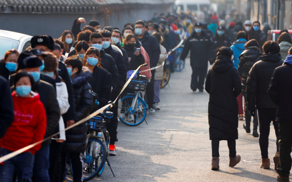 Largas filas marcan comienzo de tests masivos de Covid-19 en Pekín