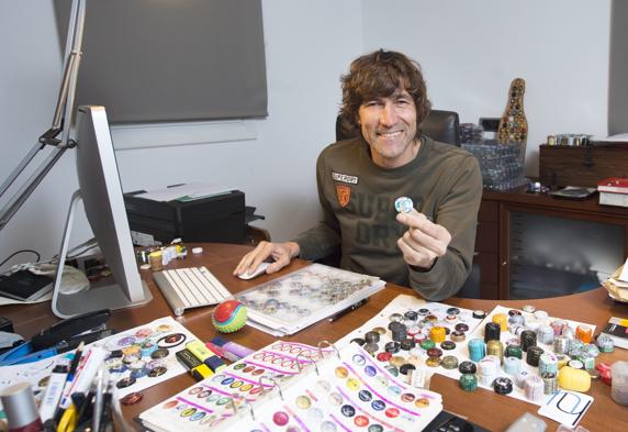 Julio Salinas enseña una chapa de cava, de las que hace colección, que hizo para su cava de su paso por el Alavés