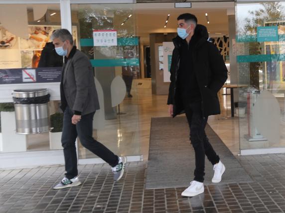 Olabe le ha acompañado a la salida de la revisión médica