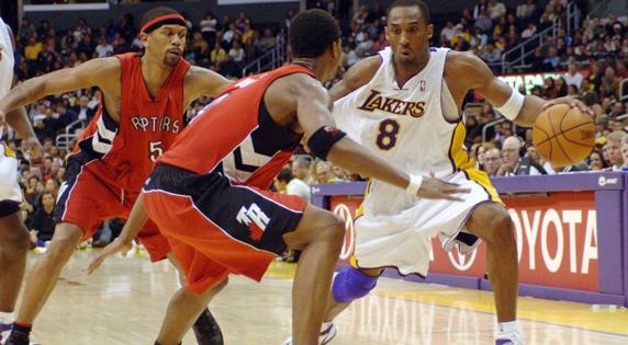 Kobe Bryant anotó 81 puntos ante los Raptors, cifra solo superada por los 100 de Wilt Chamberlain