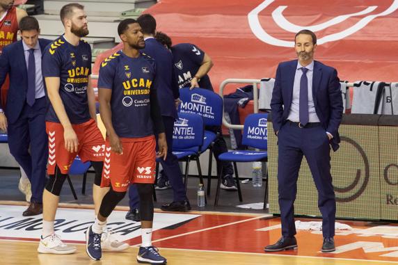 Sito Alonso, en la banda. El UCAM no tuvo respuestas ante el partidazo de Dani Pérez