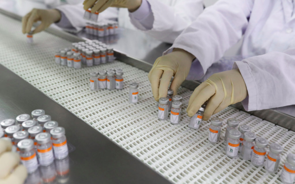 Disputa por vacunas anti-Covid: UE endurece la supervisión; Londres exige sus dosis