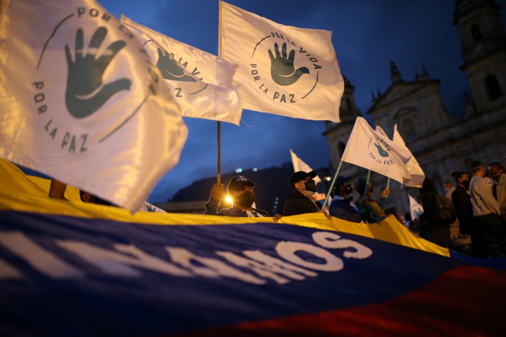 Justicia Especial para la Paz de Colombia acusa a excomandantes FARC de crímenes de guerra