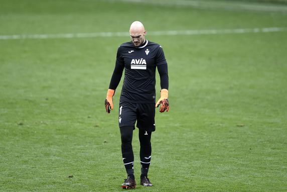 Marko Dmitrovic, meta del Eibar, ha sido sustituido con molestias en el segundo tiempo