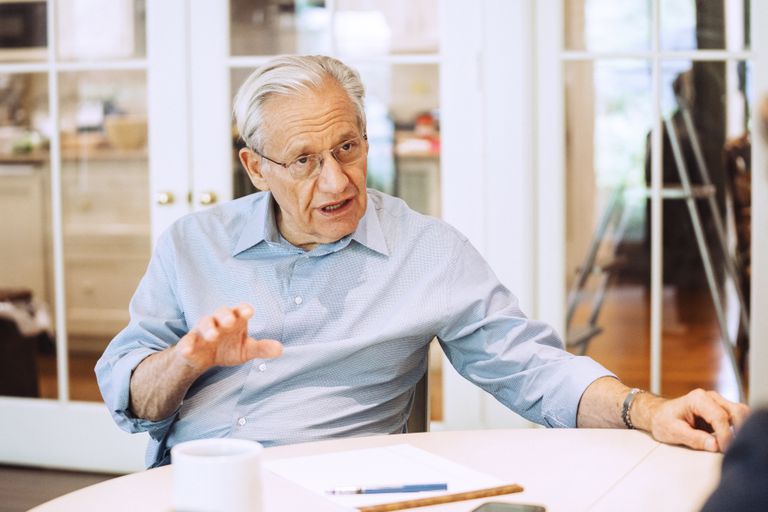 Bob Woodward en su residencia en Washington.