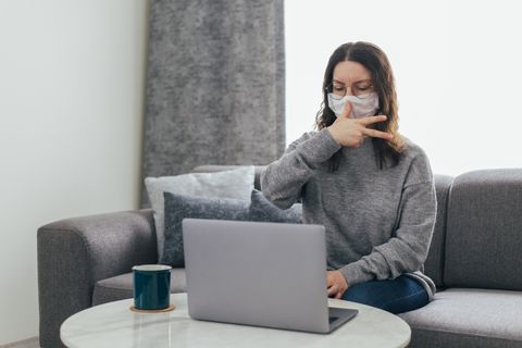 mujer joven habla en lenguaje de señas