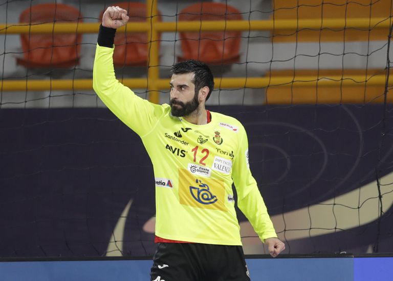 Rodrigo Corrales celebra una parada contra Noruega.