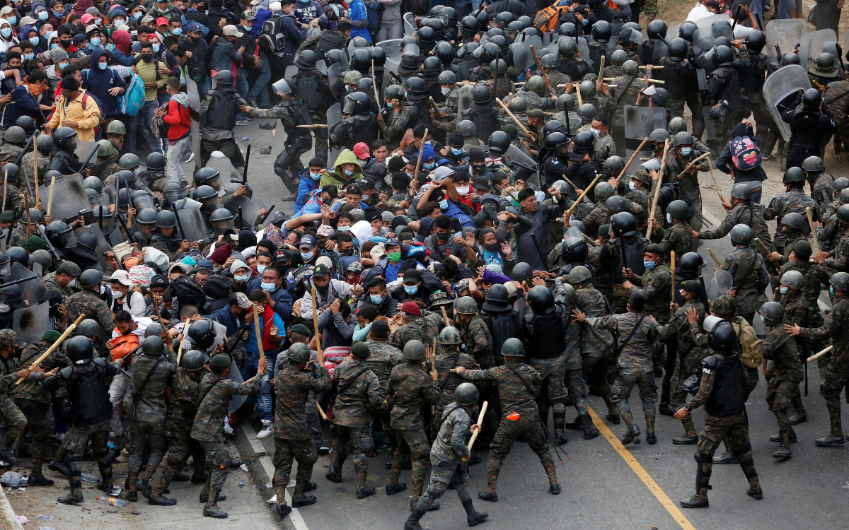 Con palos y gas lacrimógeno, Guatemala contiene a caravana migrante | Videos