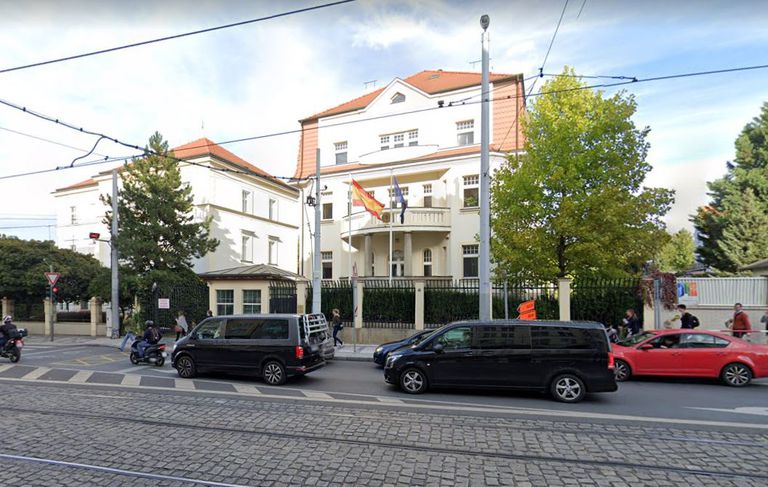Imagen de la Embajada de España en Praga, donde se refugió una de las víctimas auxiliadas por la Policía Nacional.