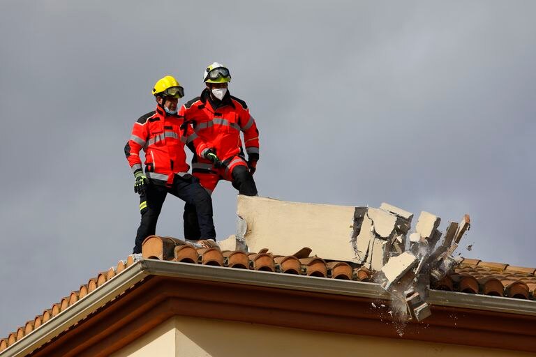 Varios bomberos operando tras el terremoto de 4.4 grados con epicentro en Santa Fe, que ha dejado numerosos daños materiales en varias viviendas de la localidad de Atarfe.