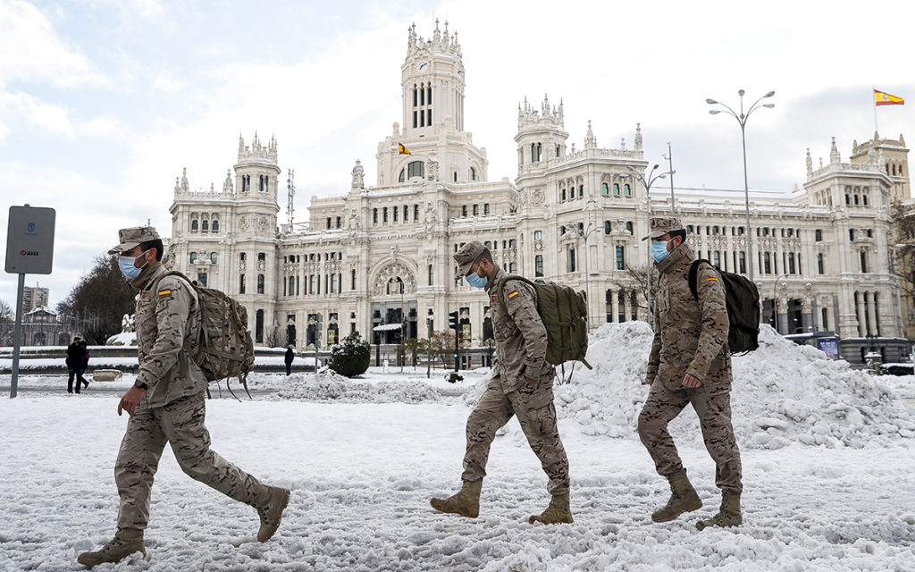 Ejército y ciudadanos trabajan para retirar la nieve que colapsó Madrid | Fotos y vídeos