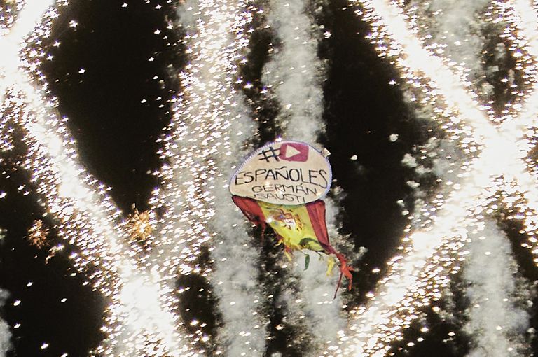 Un dron sobrevuela la Puerta del Sol durante las campanadas de Nochevieja, en Madrid.