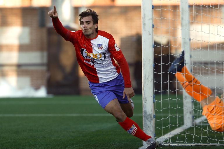 Juan Esnaider celebra el segundo gol de su equipo ante el Eibar este domingo en el Estadio Municipal Mariano González.