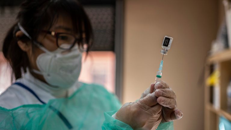 Una enfermera prepara una vacuna de Pfizer, este martes en Leganés.