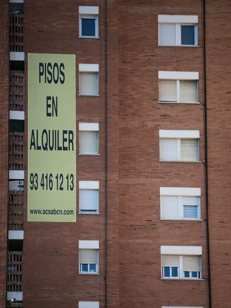Anuncio de alquiler de pisos en un edificio de Barcelona, el pasado 19 de enero.
