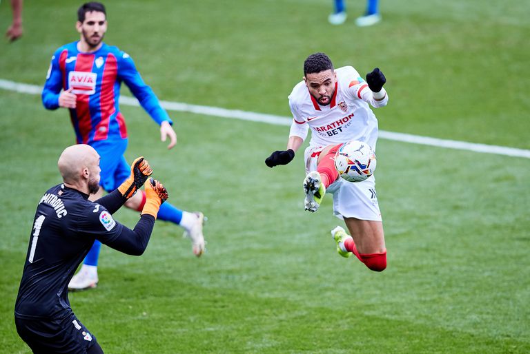En-Nesyri trata de controlar un balón ante Dimitrovic este sábado en Ipurúa.